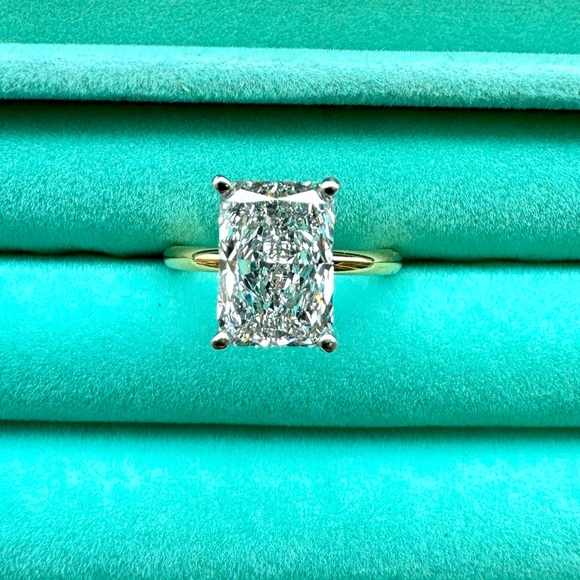 Exquisite 14k Yellow Gold Radiant Cut Lab-Grown Diamond Ring 4.04 CT - Picture 1 of 6